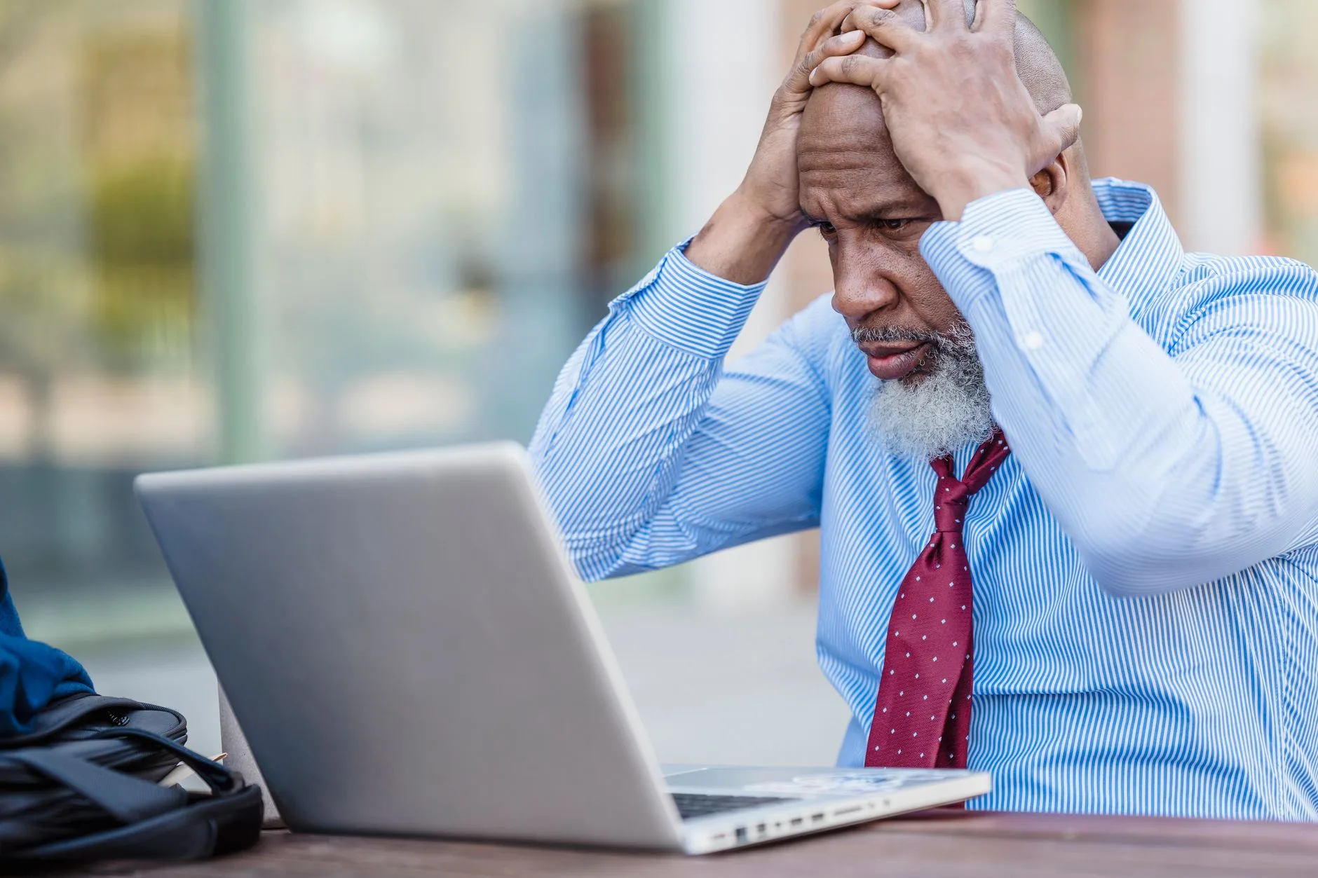 brain fog vs dementia — senior person looking confused holding forehead