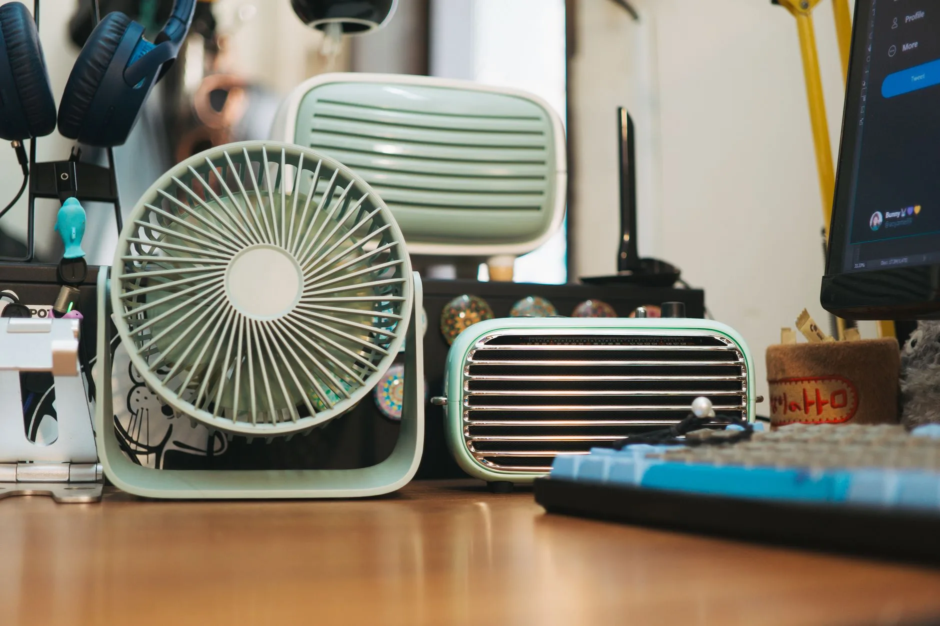 tragbarer Ventilator Heizer Promo — portable 2-in-1 fan heater on desk in modern home office