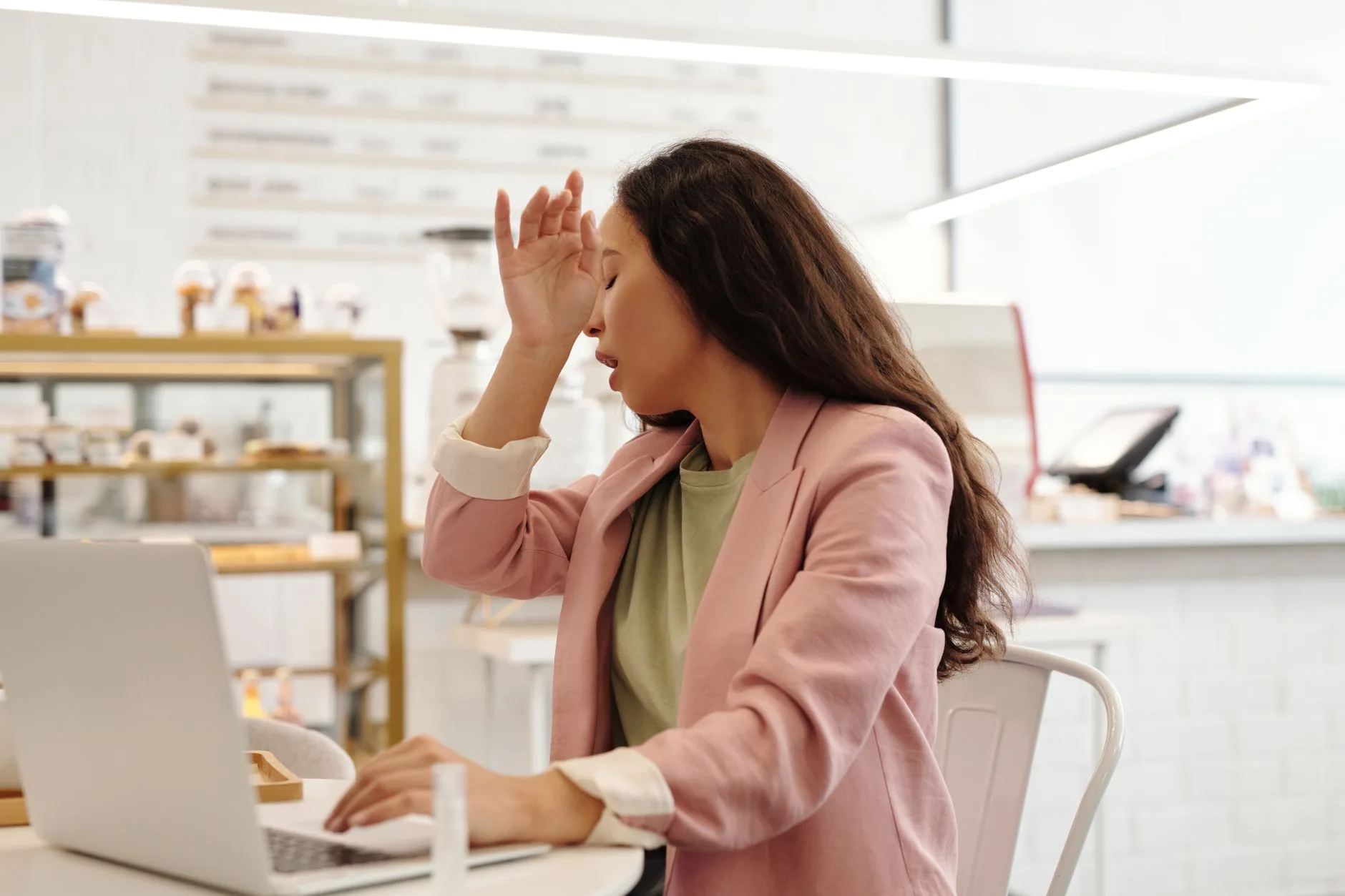 brain fog symptoms — older adult experiencing brain fog symptoms struggling to concentrate at desk