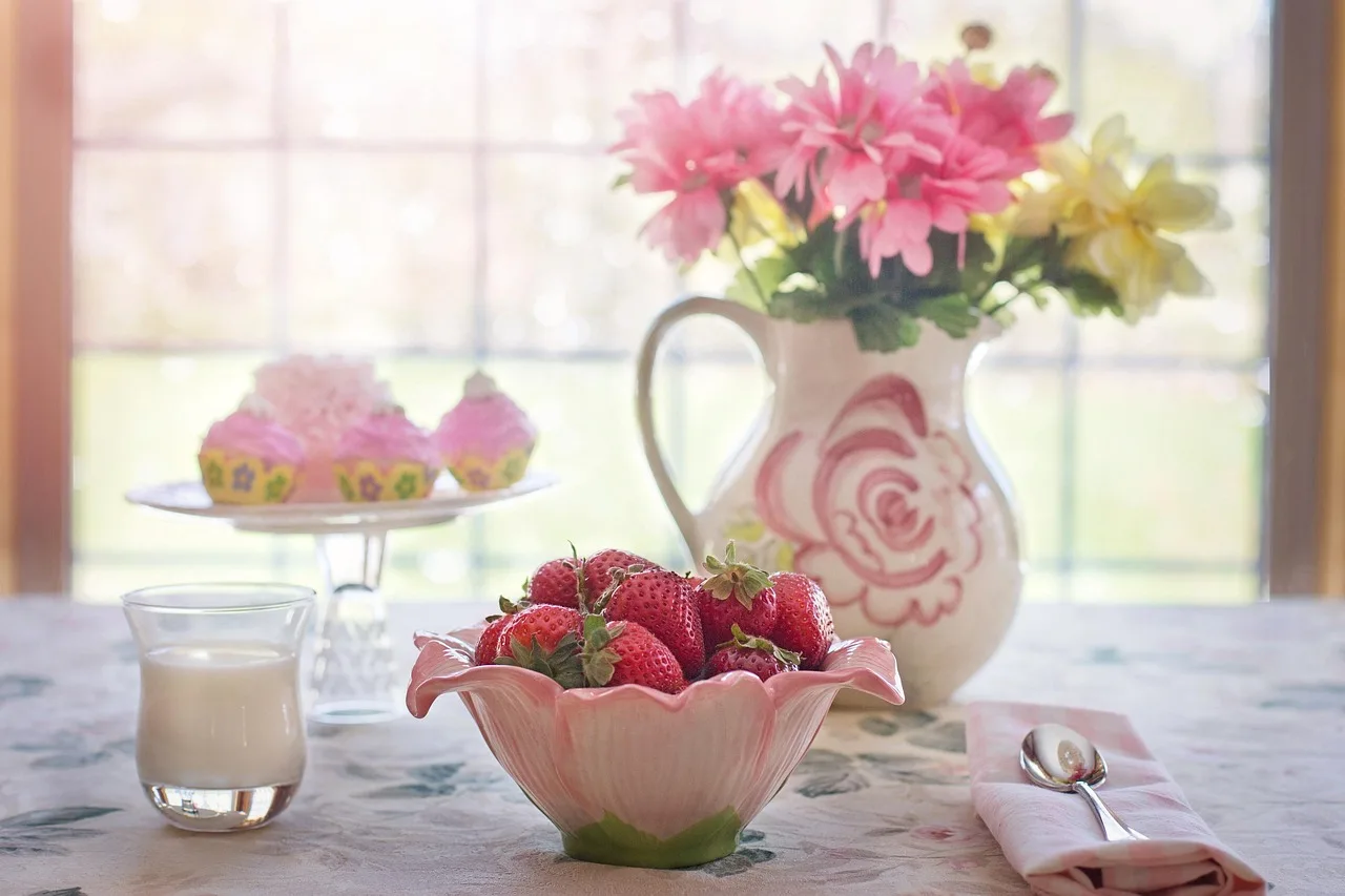 gelatin weight loss trick effectiveness — unflavored gelatin powder in glass bowl on wooden table