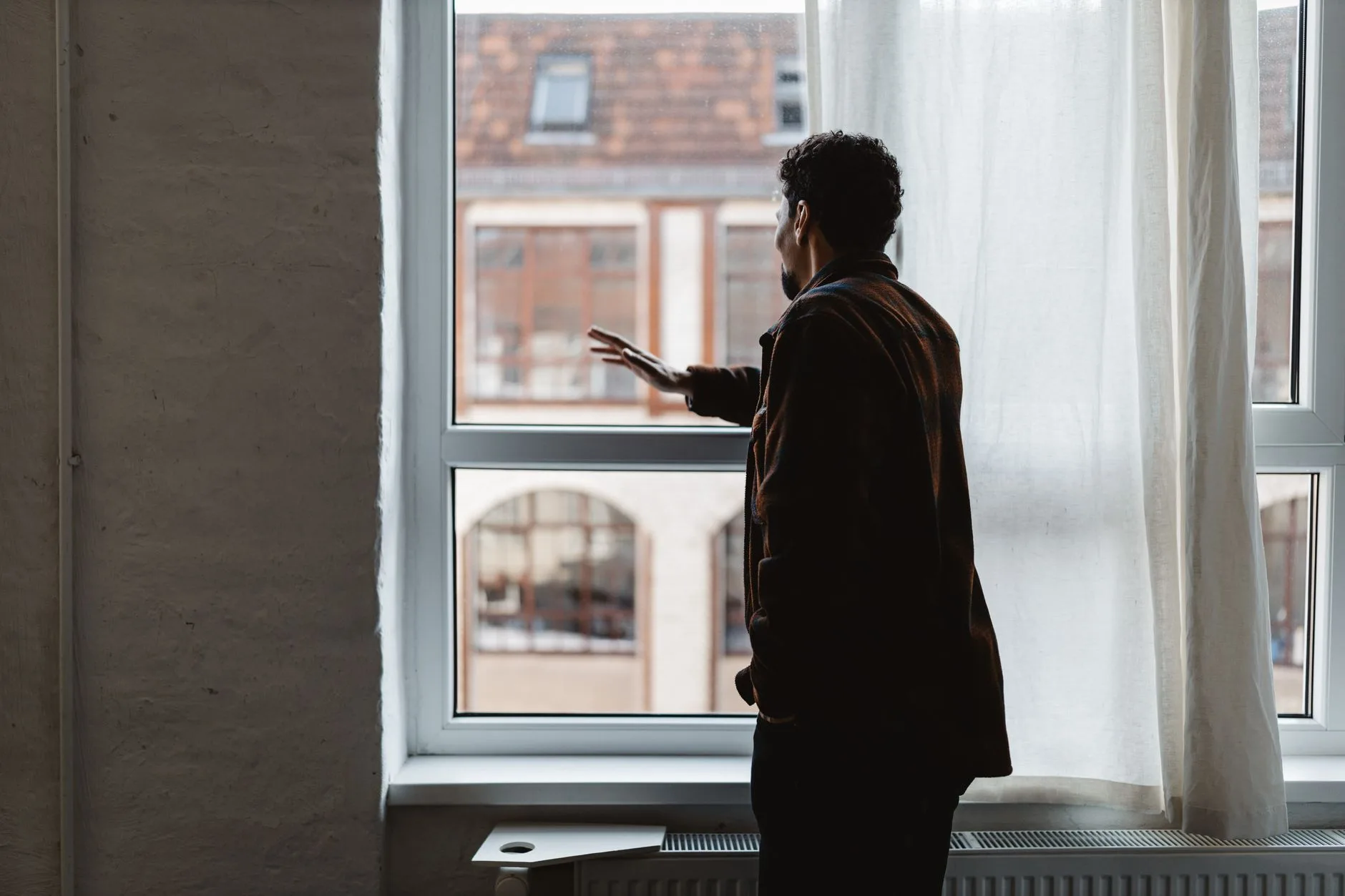 best supplement for brain fog — older adult confused looking out window mental cloudiness